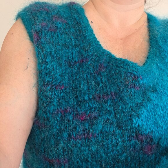 Vintage hand-knit sleeveless sweater vest - Picture 10 of 13